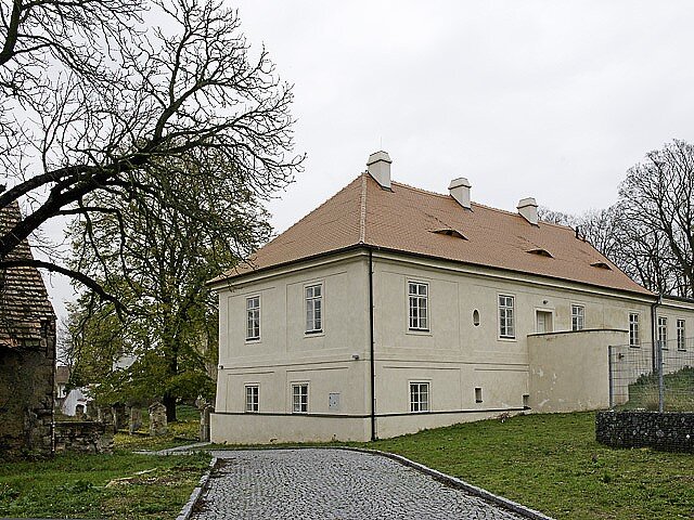 Pohled na obnovené zámecké křídlo, ve kterém sídlí Muzeum včelařství.