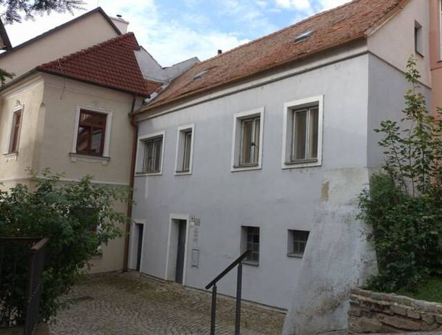 Rabínský dům v Třebíči najdeme nedaleko Staré synagogy v židovské čtvrti zapsané na seznam památek UNESCO.