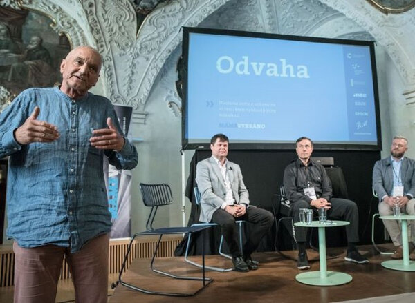 Architekt David Vávra s vtipem a grácií moderoval blok o odvaze v přístupu k obnově památek.