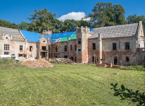 Zámek ve Kvaseticích prochází postupnou obnovou.