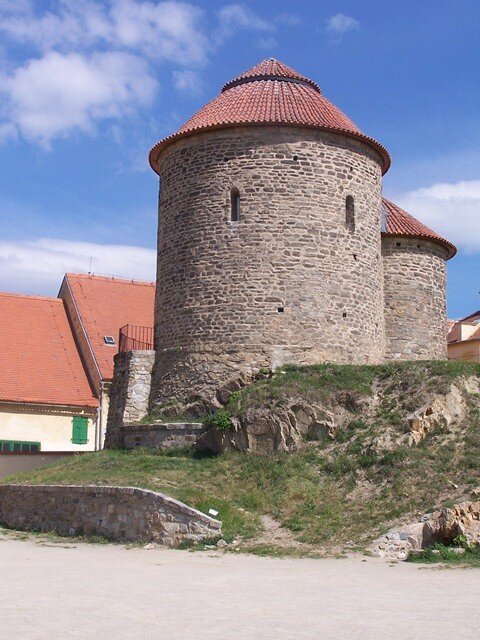 Rotunda svaté Kateřiny, která se nachází v blízkosti zámku, je nejstarší památkou ve městě. 