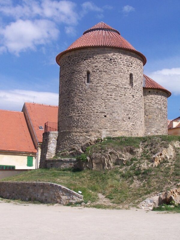 Rotunda svaté Kateřiny, která se nachází v blízkosti zámku, je nejstarší památkou ve městě. 
