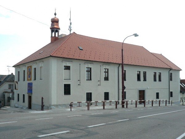 Perkmistrovský dům, kde nyní sídlí Hornické muzeum v Rudolfově, je zastřešen pálenou taškou typu bobrovka od společnosti TONDACH.