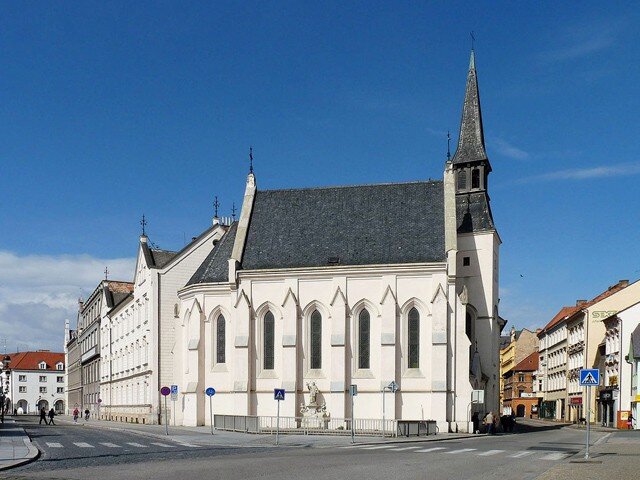 Stavitelem novogotického svatostánku byl Jakob Stabernak v letech 1886–1888, autorem původních interiérů byl Béthun Gislen.