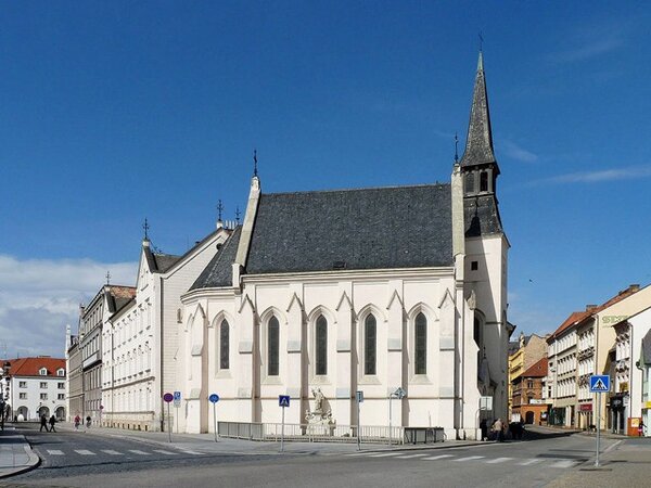 Stavitelem novogotického svatostánku byl Jakob Stabernak v letech 1886–1888, autorem původních interiérů byl Béthun Gislen.