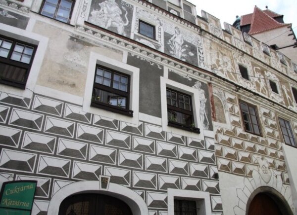 Jihočeské kolo soutěže o historické město roku 2011 vyhrály Prachatice. Na ilustračním snímku je renesanční dům se zachovalými freskami u Dolní brány.  