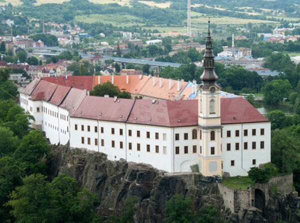 Pohled na děčínský zámek z Pastýřské stěny. 