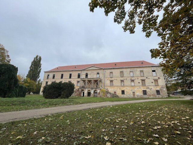 Trojkřídlý klasicistní zámek s raně barokním jádrem tvoří dominantu obce Hrušovany nad Jevišovkou.