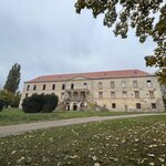 Trojkřídlý klasicistní zámek s raně barokním jádrem tvoří dominantu obce Hrušovany nad Jevišovkou.