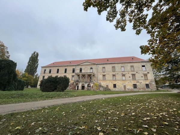 Trojkřídlý klasicistní zámek s raně barokním jádrem tvoří dominantu obce Hrušovany nad Jevišovkou.