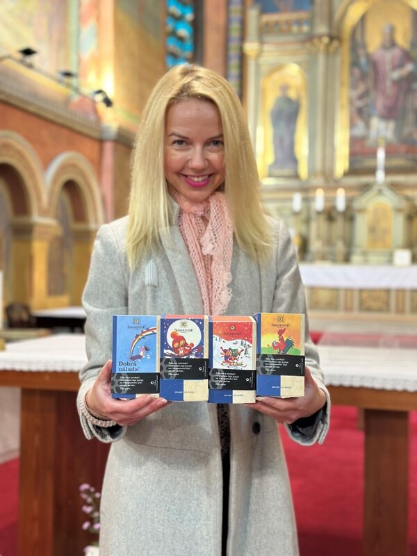 Eliška Sobotková s dárkovými čaji. Také jejich prodej pomáhá k záchraně varhan.
