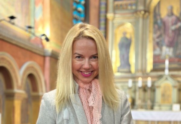 Eliška Sobotková s dárkovými čaji. Také jejich prodej pomáhá k záchraně varhan.
