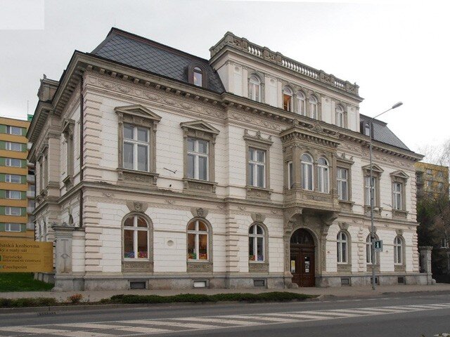 Budovu nechal v roce 1881 postavit Vincenz Pfannschmidt, předseda lovosické spořitelny, majitel vinic, ovocnářské školky a obchodník. 