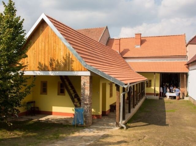 Pohled na zrekonstruované stavení Hasoňovy chalupy ze dvora.