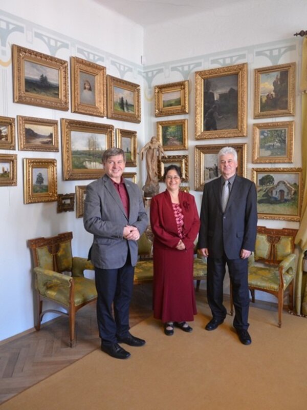 Prezident Památkové komory Václav Liška, ředitel Prácheňského muzea Jiří Prášek a lektorka projektu Hugo na cestách Hana Talli Hlubučková v Písku představili Cenu Adolfa Heyduka.