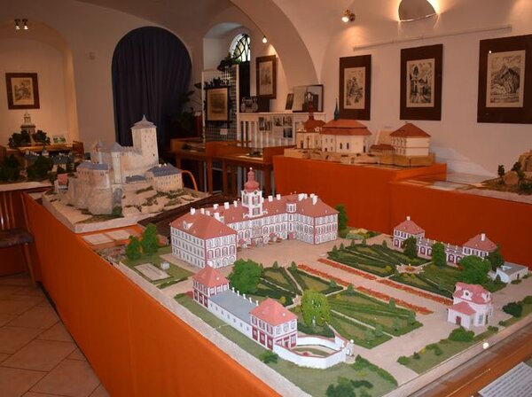 Pohled do expozice s modelem zámku Mnichovo Hradiště v popředí