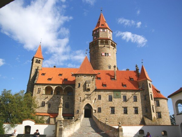 Hrad Bouzov je jednou z našich nejnavštěvovanějších památek. Každým rokem si do jeho bran najde cestu téměř 100 tisíc lidí.