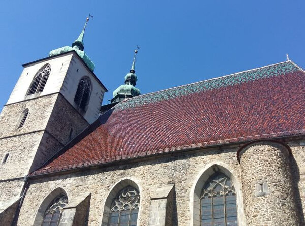 Na střeše kostela sv. Jakuba Většího najdeme čtyři odstíny glazovaných Bobrovek Tondach.