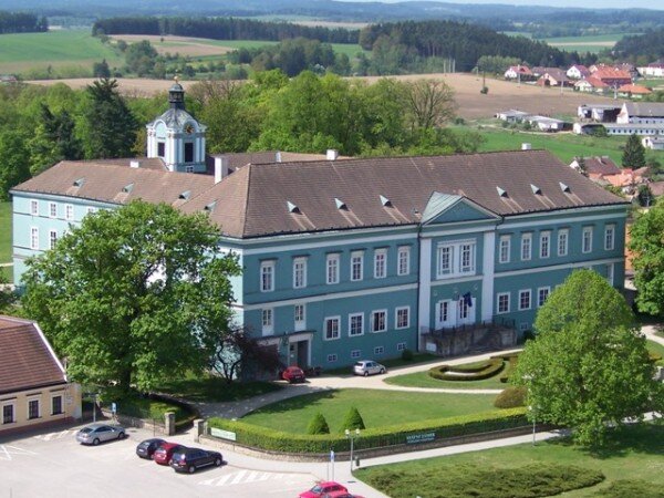 Zámek Dačice nabízí se začátkem návštěvnické sezony 2013 novou prohlídkovou trasu. 