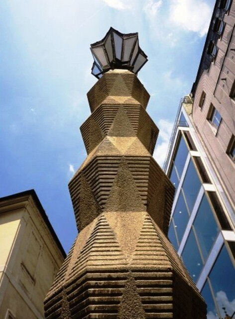 Jednu z perel představuje kamenný sloup pouličního osvětlení v koutě Jungmannova náměstí z roku 1912 od architekta Emila Králíčka.