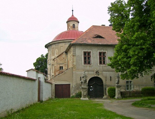 Kostel sv. Anny v Nových Dvorech bude mít do září novou unikátní klenbu, která bude vážit téměř 60 tun. Vyrobili ji tesaři v Jihlavě.
