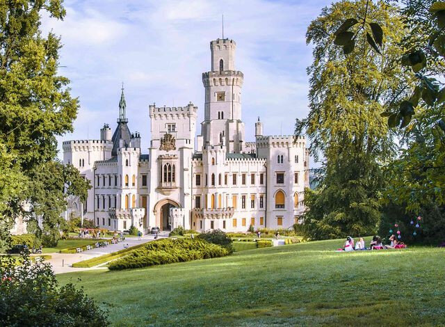Pro správu zámku Hluboká nad Vltavou je nyní klíčová údržba rozlehlého parku a zahrad, na níž se podílejí rovněž průvodci.
