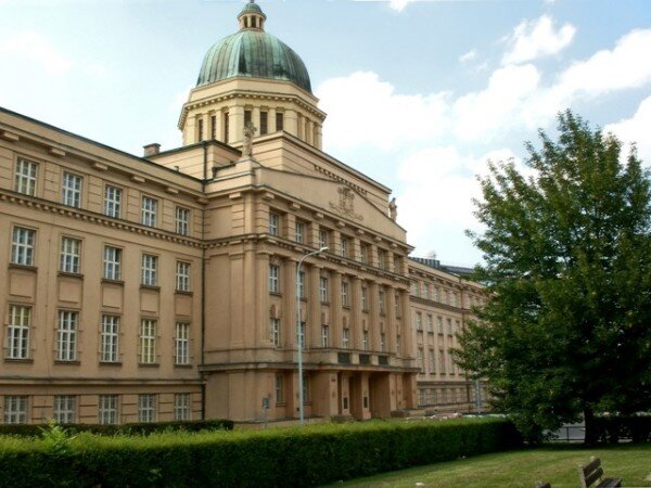 Mezinárodní konference o současné liturgii ve starých kostelech se bude konat v této budově v Praze – Dejvicích, kde sídlí Katolická teologická fakulta Univerzity Karlovy a také Arcibiskupský seminář.