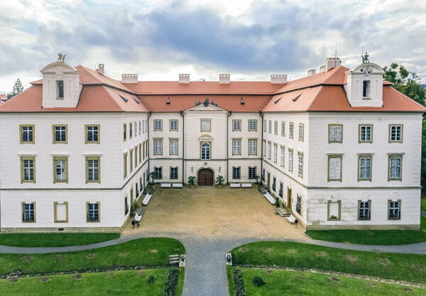 Nové střechy vizovického zámku s Bobrovkami značky Tondach vrátily památce původní vzhled.