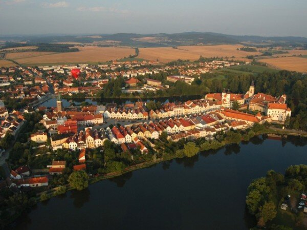 V Telči, městské památkové rezervaci, zapsané na seznam UNESCO, se koná již třetí ročník přednáškového cyklu Rodinné stříbro – památky kolem nás. 