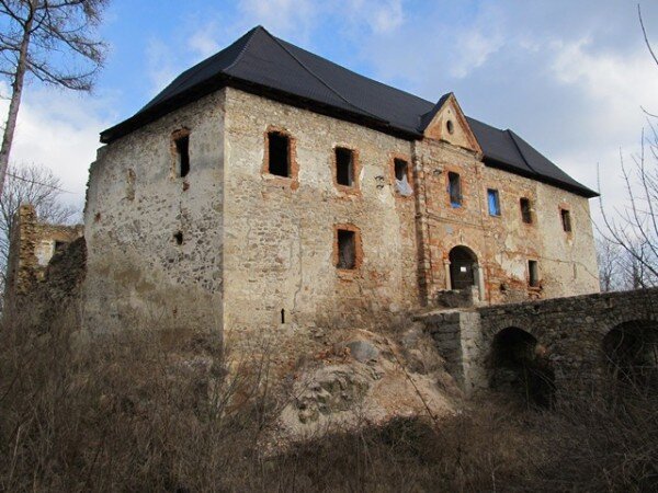 Obnovu a restaurování hradu Kopec v Prostiboři podpořila v roce 2013 dotace z programu Obnova historického stavebního fondu v památkových rezervacích a zónách a staveb drobné architektury.