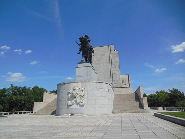 Výstava Slavné pohřby je k vidění v Národním památníku na Vítkově.