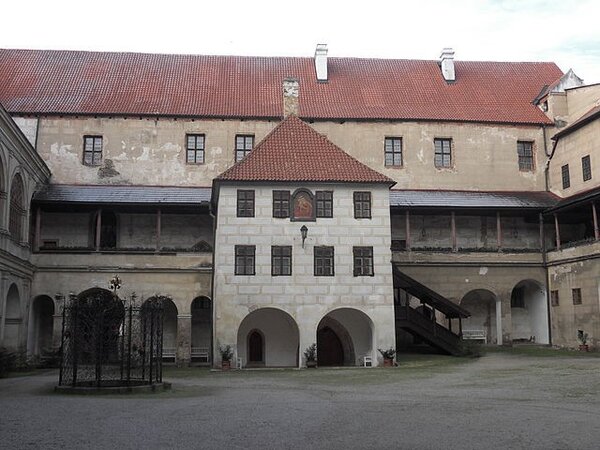Historie obornictví v Čechách je tématem výstavy, která je až do 29. října k vidění na zámku v Horšovském Týně.