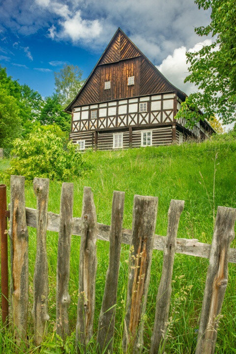 Bývalá rychta ze 17. století s archaickým hrázděním, které se používalo do konce tohoto století.