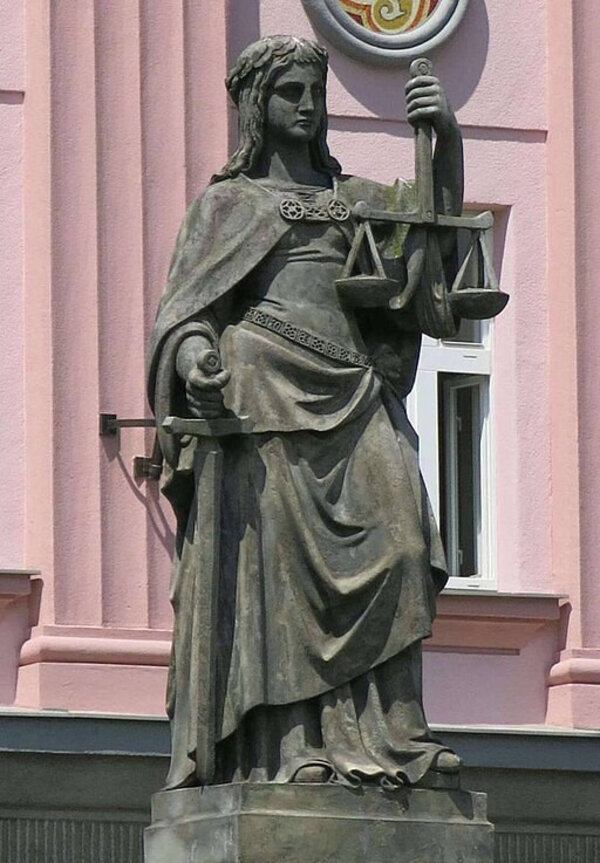 Socha Spravedlnosti před Okresním soudem v Klatovech (ilustrační foto)