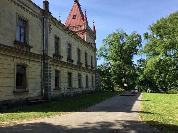 Zámek patřil rodu Seilernů, původně šlo o tvrz, která byla v polovině 19. století přestavěna na zámek.