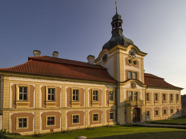 Zámek Nebílovy patří mezi takzvané neobjevené památky. V letních měsících lákají do zahrady desítky druhů růží.