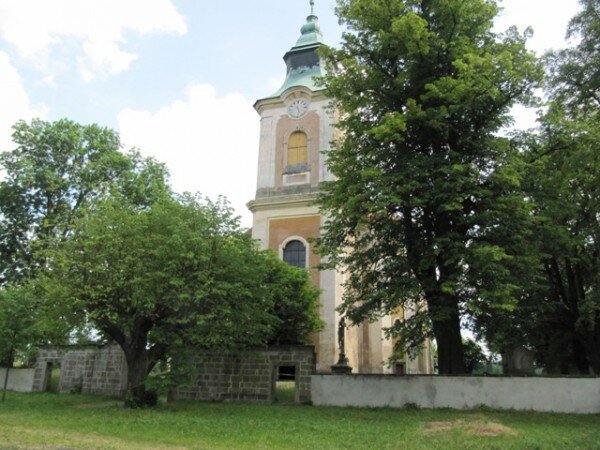 Kostel sv. Jana Nepomuckého ve Starých Křečanech se dočká obnovy krovů za více než 413 tisíc korun. 