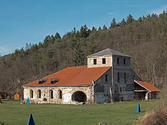 Huť byla postavena na místě dvou starších pecí. Do současnosti se dochovala budova slévárny s dřevouhelnou šachtovou pecí uprostřed.