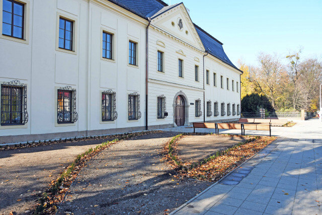 Nově upravené předpolí zámku Kinských ve Valašském Meziříčí