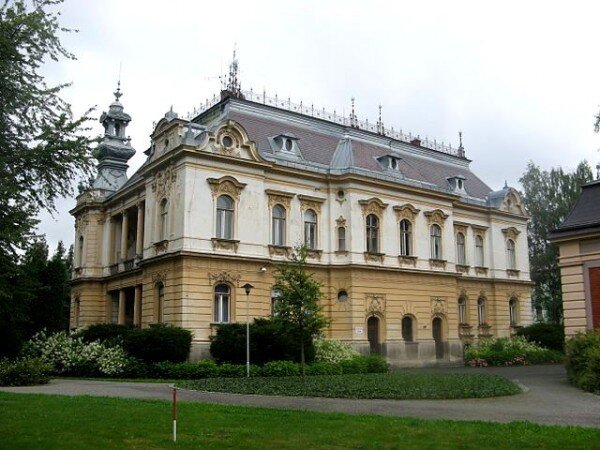 V Langrově vile, která čeká na výměnu oken a opravu fasád, sídlí Městský úřad Svitavy.