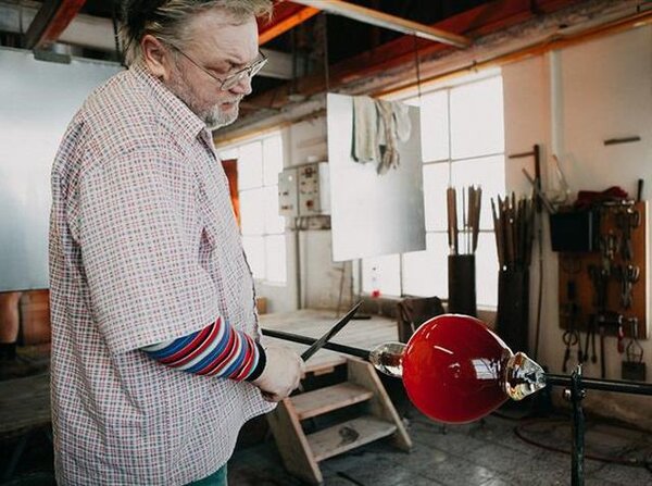 František Kouřil je autorem více než 300 vzorů, které navazují na tradice škrdlovické sklárny.