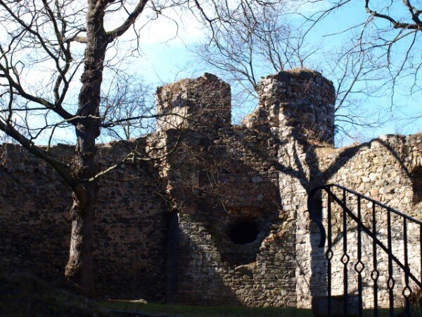 Volyně - zbytky hradeb s baštou vedle tvrze