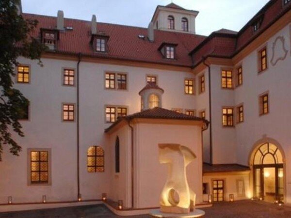 O tradiční výrobě a řemeslném umění našich předků jsme hovořili s Jiřím Janošíkem. Společnost JANOŠÍK OKNA-DVEŘE vyrobila repliky špaletových oken v Praze na Malé Straně, Letenská 33.