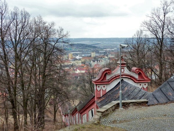 Zastřešené svatohorské schody mají tři sta stupňů.