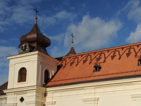 Zámecký kostel sv. Anny v obci Žíreč s novou střechou, na níž byla použita krytina Tondach.