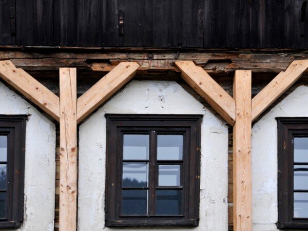 Oprava podstávky u stavení čp. 120 v ulici Ke Hradu ve Sloupu v Čechách (ilustrační foto)