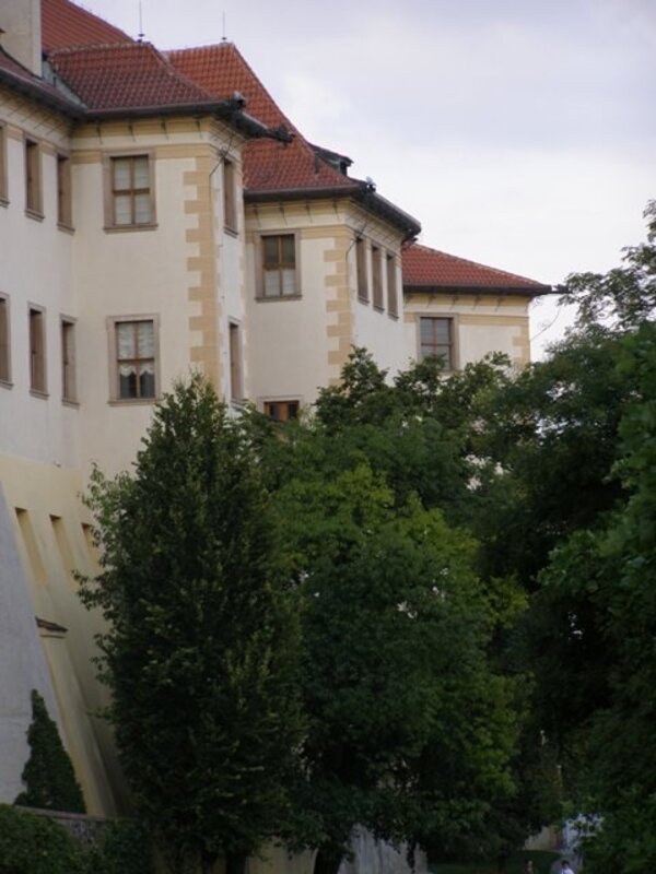 Lobkowiczký palác na Pražském hradě – pohled ze zahrady Na Valech.  