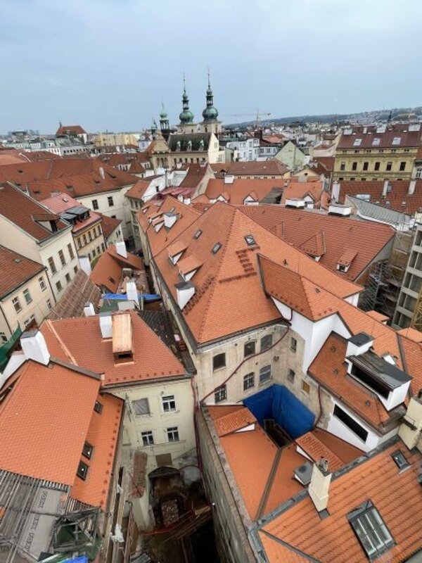 Obnovené střechy domů u Staroměstského náměstí