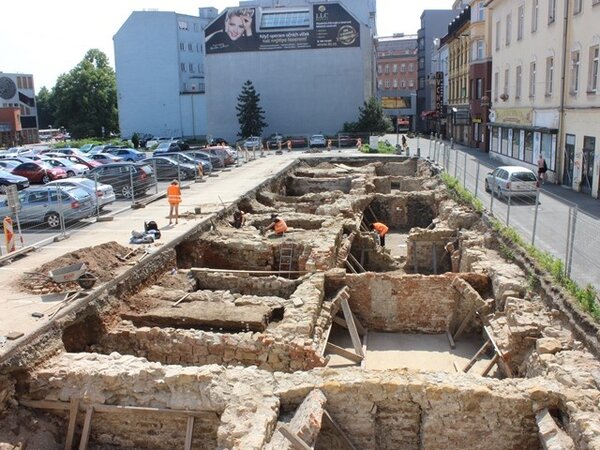 Archeologický výzkum stavebněhistoricky zkoumal sklepy, které se nacházely pod povrchem současného parkoviště.
