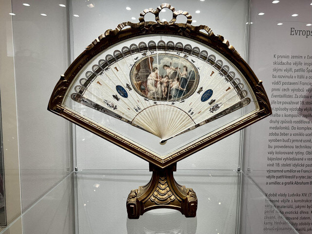 Brisé vějíř, Anglie, Angelika Kauffmann (?), 1770-1780, malba technikou akvarelu, hedvábí, kov, soukromá sbírka